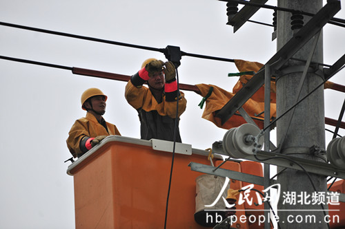 劉飛陳秀成在實施帶電作業(yè)