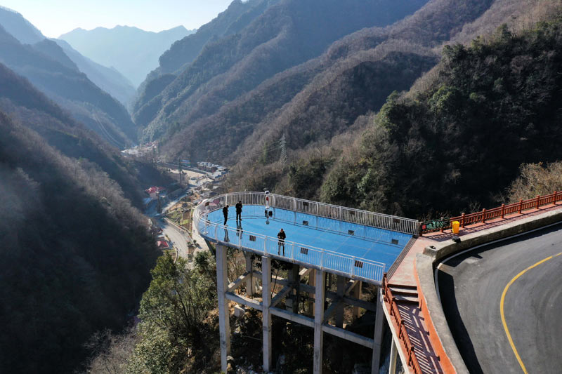 湖北保康：深山鄉(xiāng)村建成玻璃觀景平臺