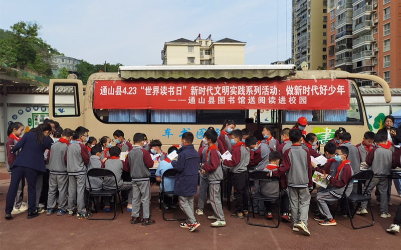 圖書館將圖書送進校園。程思攝