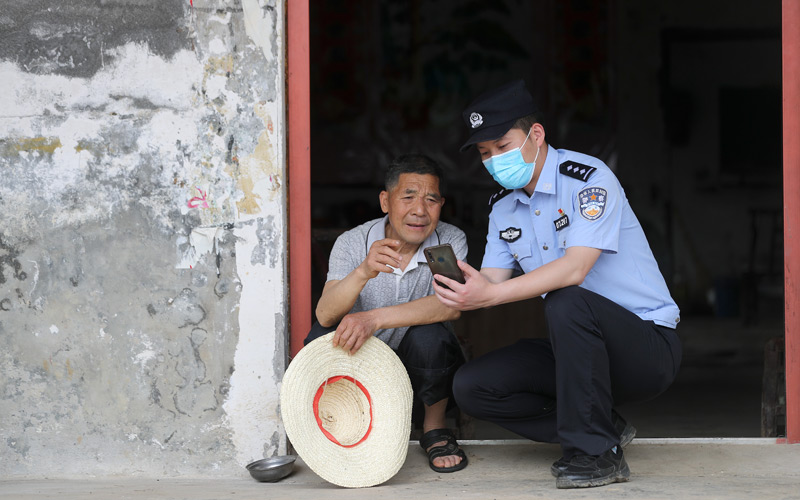 派出所民警手把手指導(dǎo)易老爹安裝注冊國家反詐中心APP。