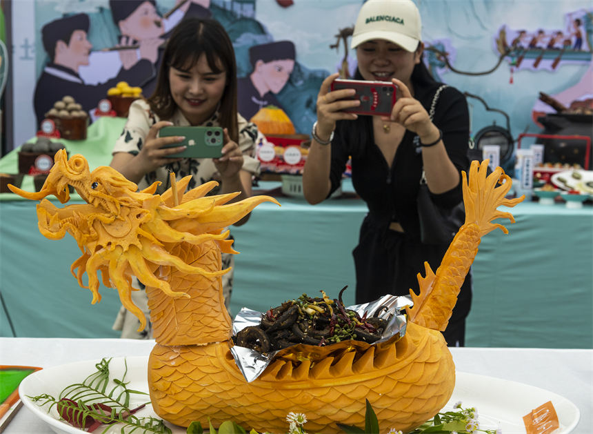 名宴展上的精致美食引人駐足拍照。鄭家裕攝