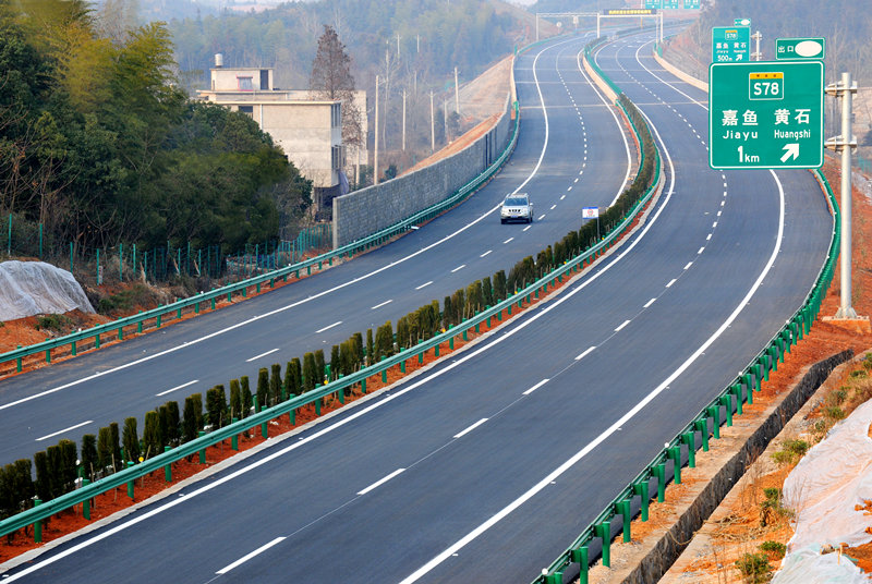 咸通高速公路，2013年12月26日建成通車，總投資32億元。咸寧市交通運輸局供圖