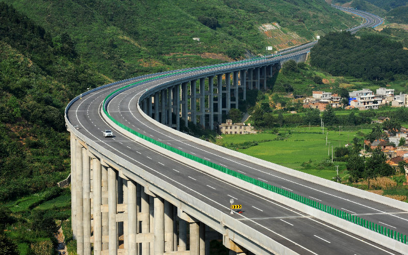 杭瑞高速公路， 2011年6月30日建成通車，徹底解決通山、崇陽、通城三個縣無高速通往的歷史。咸寧市交通運輸局供圖