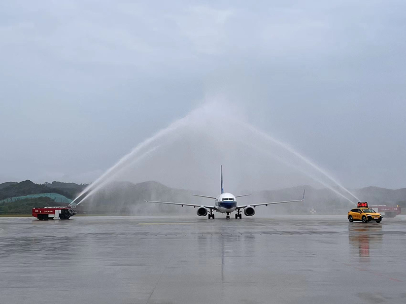 鄂州花湖機(jī)場(chǎng)以民航界最高禮遇“過(guò)水門(mén)”儀式迎接了客航首班進(jìn)港的飛機(jī)。鄂州市委宣傳部供圖