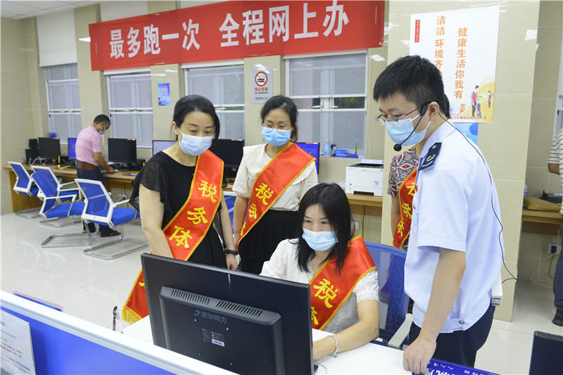 黃陂稅務(wù)局增值稅留抵退稅、出口退稅“走流程、聽建議”活動現(xiàn)場。趙文真攝