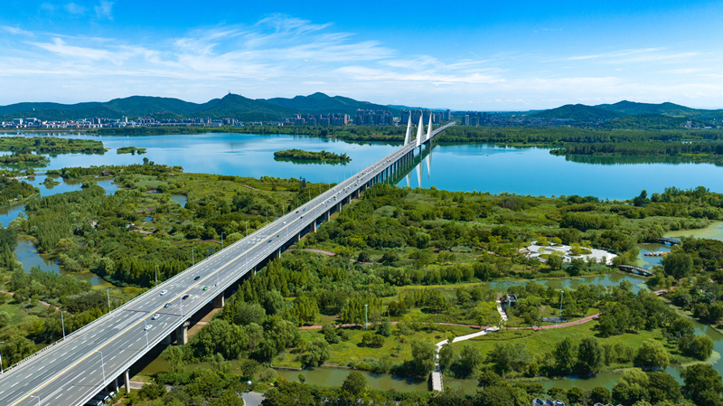 襄陽(yáng)市月亮灣濕地公園草木吐翠，景色如畫。