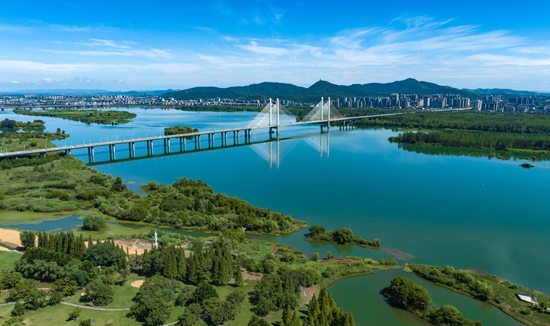 襄陽市月亮灣濕地公園草木吐翠，景色如畫。