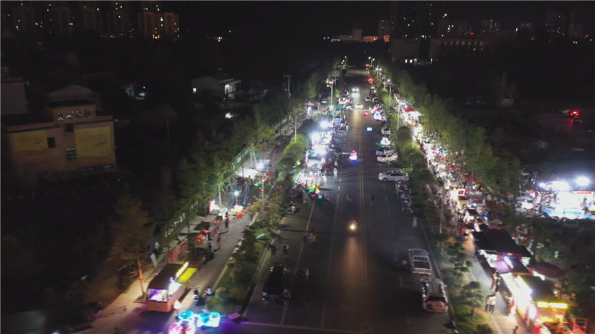 黃岡市浠水縣月湖公園夜市區(qū)。周航川攝