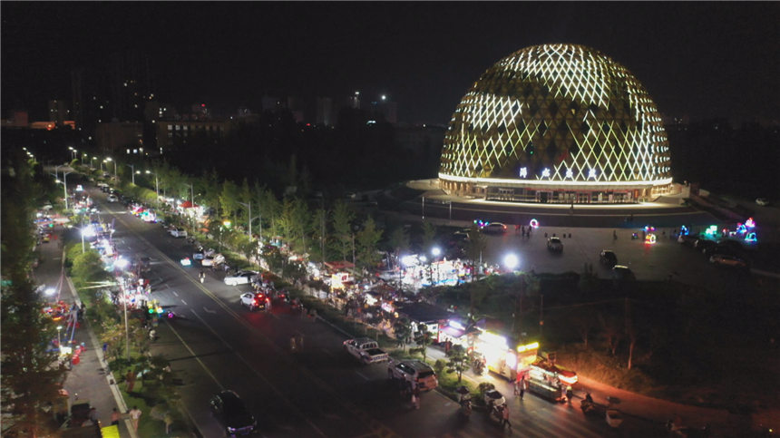 黃岡市浠水縣月湖公園夜市區(qū)。周航川攝