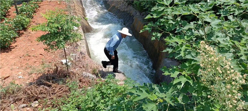 水管人員徒步巡查。黃佳攝