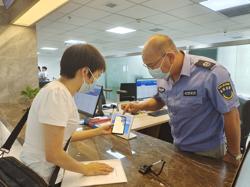 秭歸縣水利和湖泊局工作人員指導(dǎo)企業(yè)線上繳納水資源費。杜小蕊攝