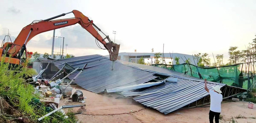 橫店街成立工作專班，對臨時搭建的違章遮雨棚、延伸出房屋外的臨時建筑物和在路旁閑置地搭建的臨時攤點(diǎn)，進(jìn)行依法拆除和嚴(yán)格清理。