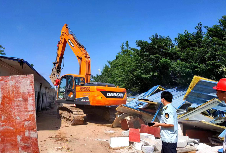 橫店街成立工作專班，對臨時搭建的違章遮雨棚、延伸出房屋外的臨時建筑物和在路旁閑置地搭建的臨時攤點，進行依法拆除和嚴格清理。