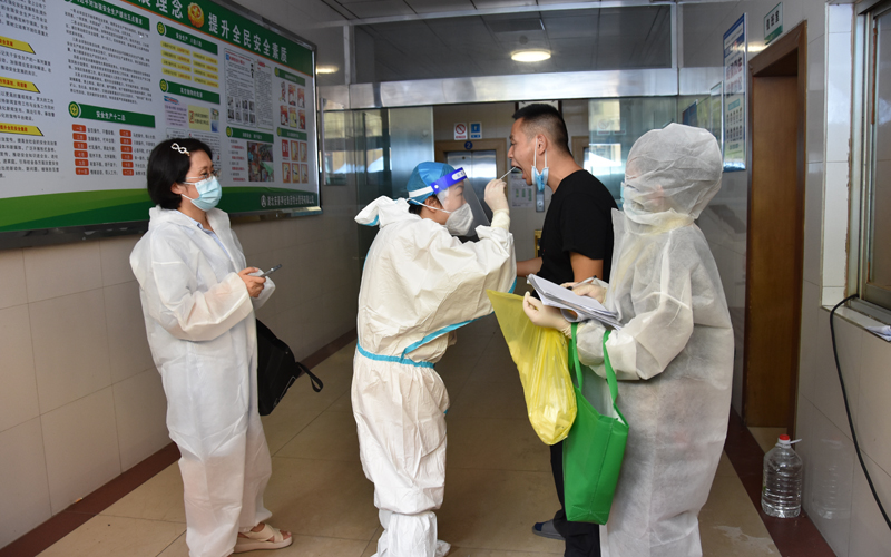 黨員志愿者下沉社區(qū)助力擴面核酸檢測工作。建圓圓攝