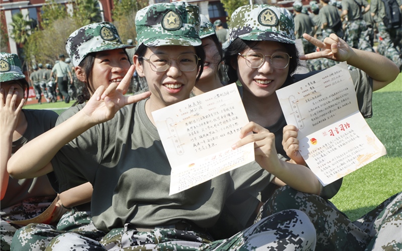 開(kāi)學(xué)典禮上4000余名新生手寫卡片獻(xiàn)禮二十大