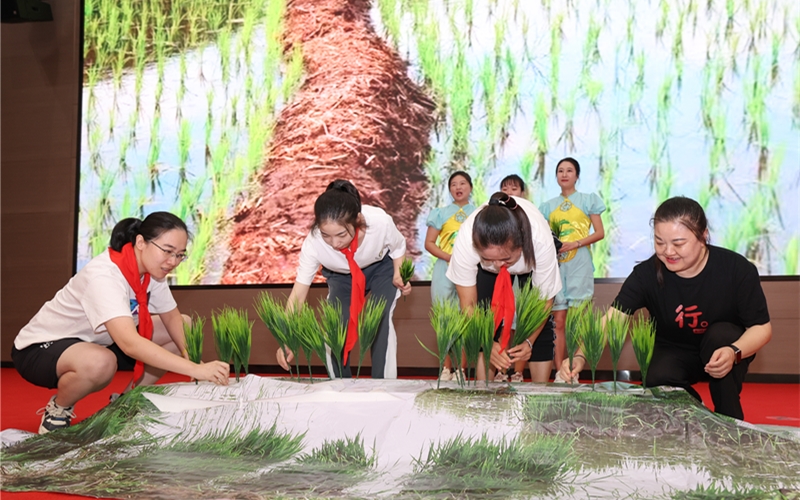 在湖北省襄陽市科技館，工作人員表演原創(chuàng)科普劇介紹水稻的成長過程。