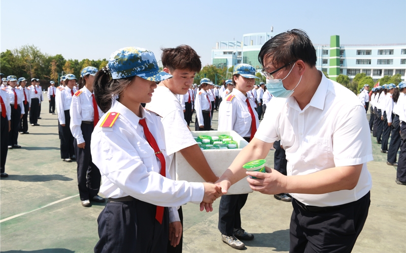 副校長崔海容為新生送綠豆湯。