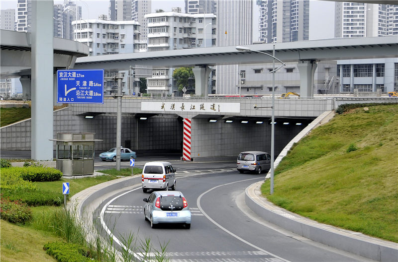 水下隧道：中國鐵建鐵四院設(shè)計(jì)的“萬里長江第一隧”——武漢長江隧道。