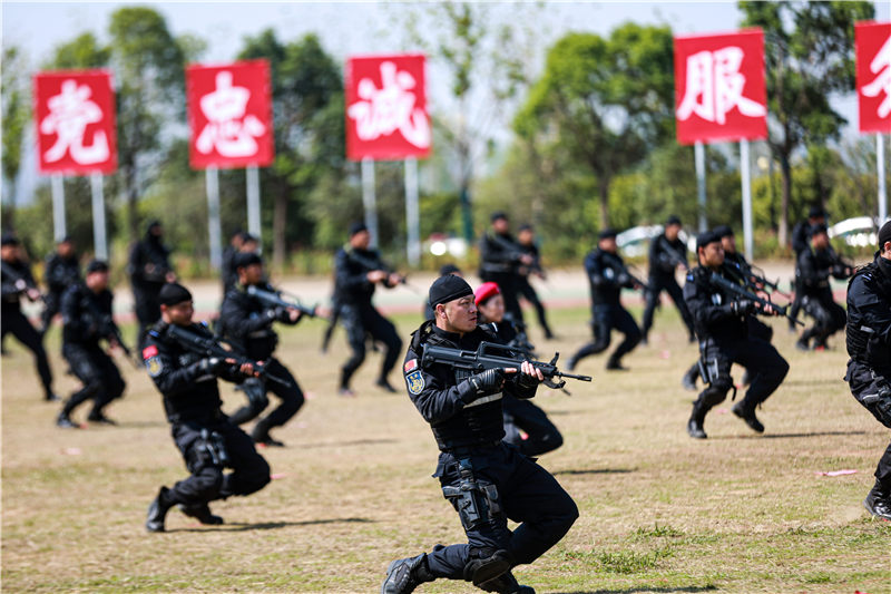 武漢警方舉行練兵比武暨社會(huì)面巡控一級(jí)勤務(wù)啟動(dòng)儀式。