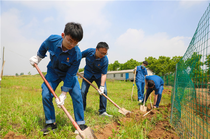 2021年5月，武漢卷煙廠(chǎng)志愿服務(wù)隊(duì)為羊圈開(kāi)渠引水。