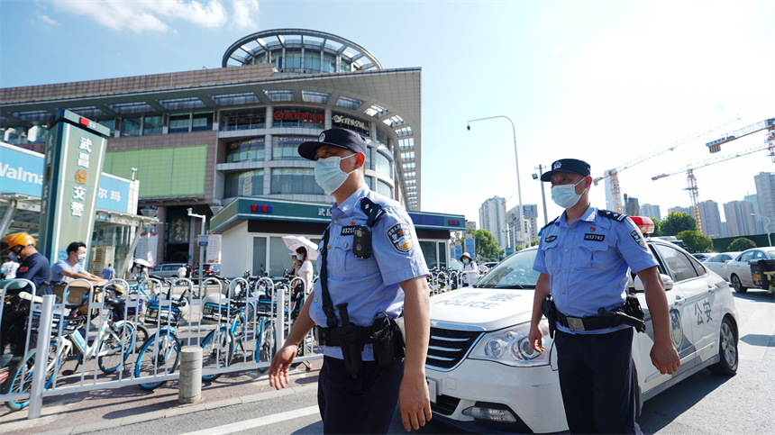 巡邏民警在商圈外執(zhí)勤。