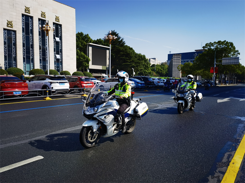 漢警快騎車組在洪山路巡邏。