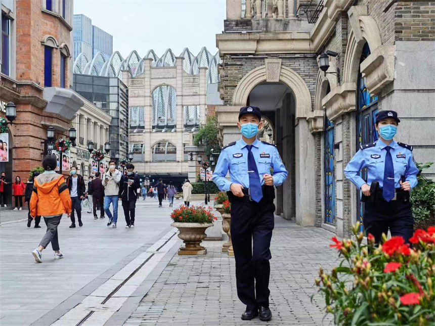 民警在漢街巡邏。