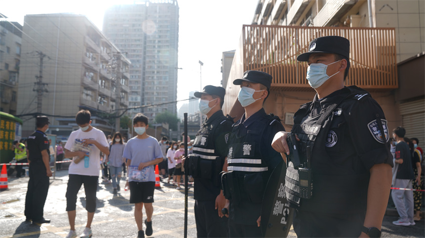 駐區(qū)特警在校園外執(zhí)勤。