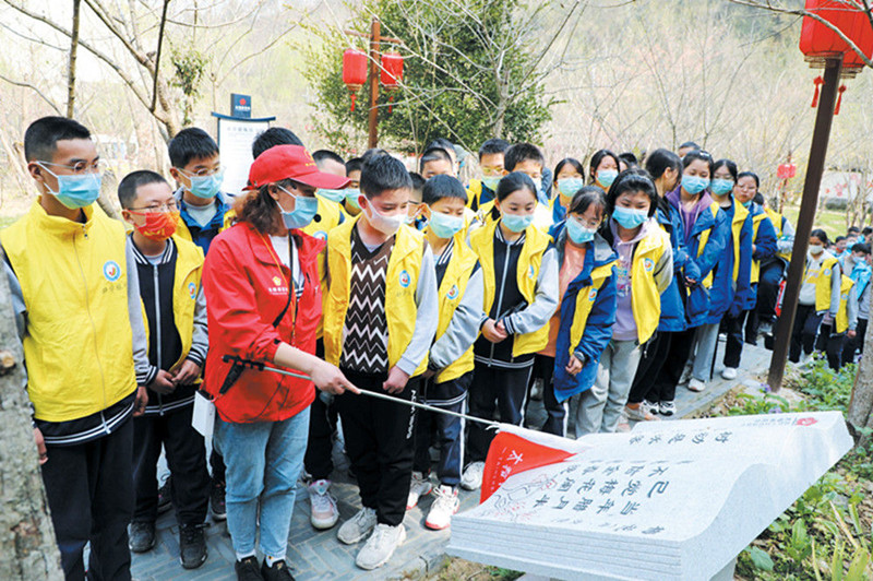 竹山縣中小學(xué)生走進(jìn)太和梅花谷研學(xué)旅行基地參觀梅花詩詞長廊。