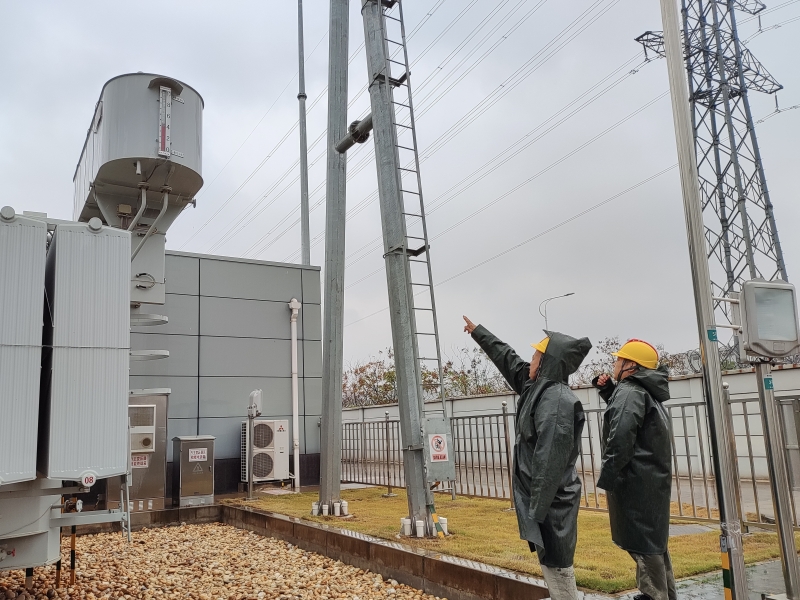 國網(wǎng)武漢供電公司變電運維分公司開展變電站內(nèi)雨雪冰凍天氣專項隱患排查，全面檢查設(shè)備運行情況。武漢供電公司供圖