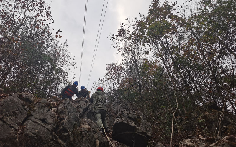 圖3：12月8日，在湖北省建始縣花坪鎮(zhèn)三岔槽村，湖北送變電工程有限公司恩施東-朝陽500千伏線路工程（恩施段）翻山越嶺去施工。