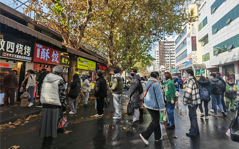 武漢水塔美食街“煙火氣”漸升騰