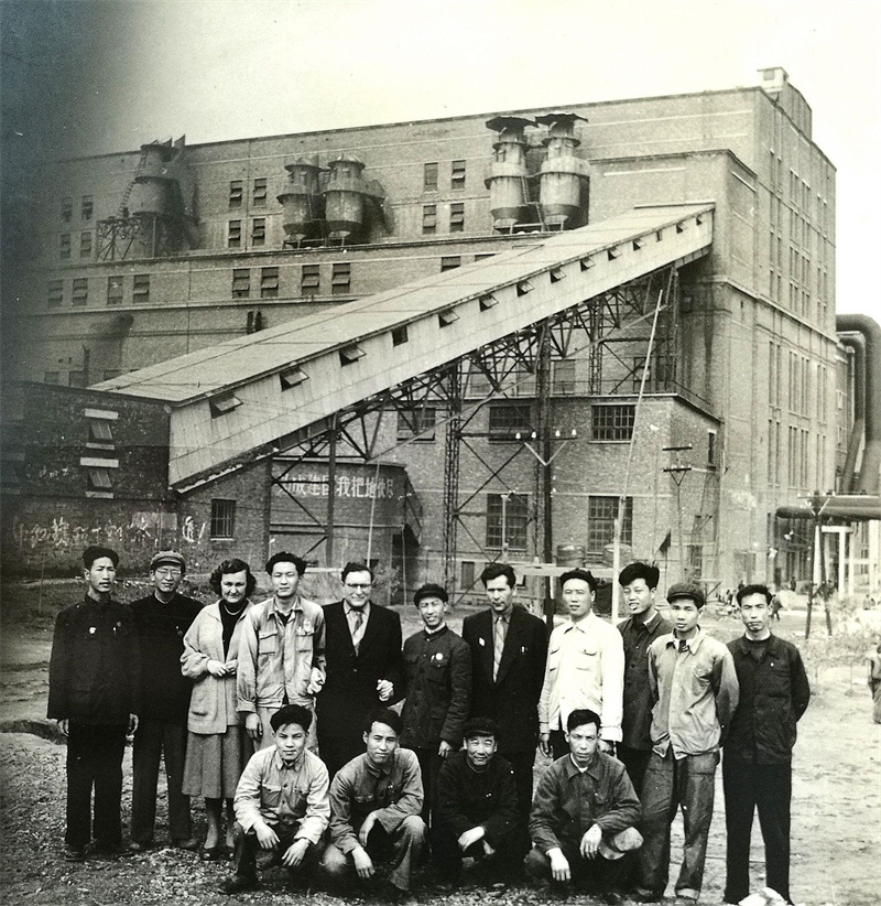 1956年，和專家一起在青山熱電廠。