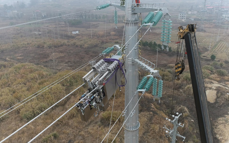 國(guó)網(wǎng)湖北送變電工程有限公司成功將間隔棒安裝機(jī)器人應(yīng)用于雙分裂導(dǎo)線間隔棒施工中。方偉拍攝