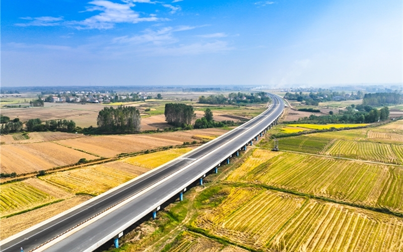 襄陽(yáng)繞城高速公路南段。盧家國(guó)攝