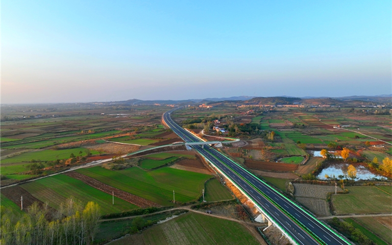 棗潛高速公路襄陽(yáng)北段。盧家國(guó)攝