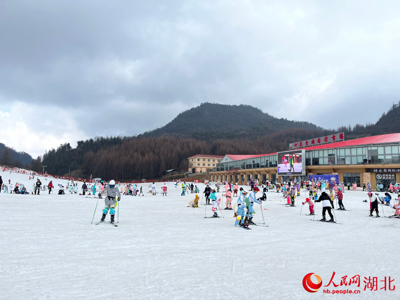 滑雪場(chǎng)大量的游客。人民網(wǎng) 張雋攝