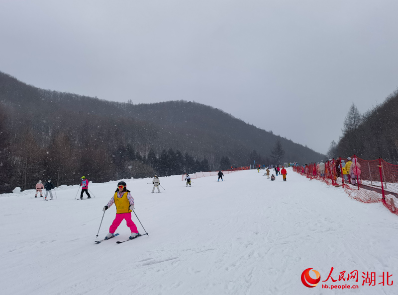 游客在神農(nóng)架中和滑雪場(chǎng)體驗(yàn)滑雪的樂趣。人民網(wǎng) 周雯攝