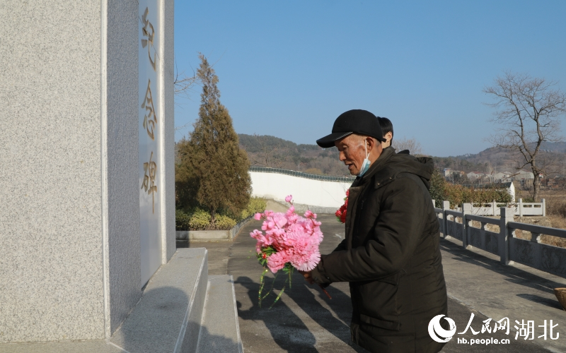  八旬老人姜能山65年來(lái)大年初一都會(huì)祭拜烈士。人民網(wǎng) 郭婷婷攝