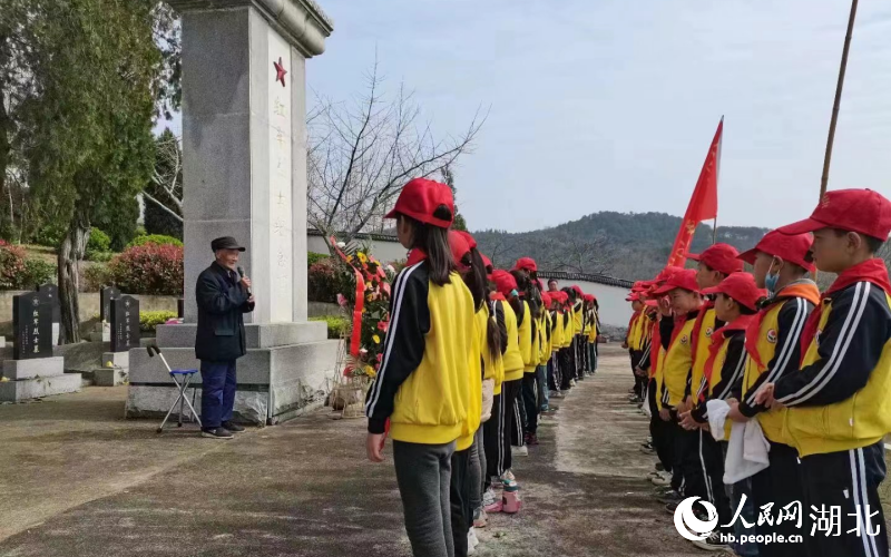 姜能山為當(dāng)?shù)貙W(xué)生講述革命先烈的故事。受訪者供圖