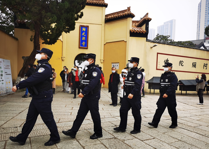 武漢特警在歸元寺巡邏。