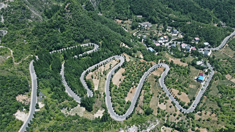 圖為鄖西縣上津鎮(zhèn)絞腸關(guān)盤山公路宛如“絲帶”。鄒景根攝