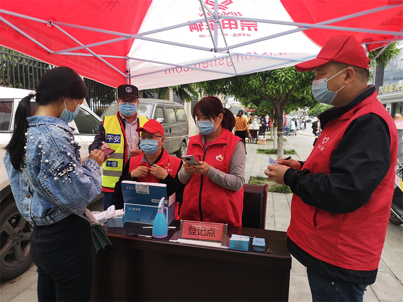 組織黨員干部深入社區(qū)核酸檢測(cè)一線，協(xié)助轄區(qū)核酸檢測(cè)采樣小組按時(shí)、高效、優(yōu)質(zhì)進(jìn)行核酸檢測(cè)工作。 十堰市煙草專賣局供圖