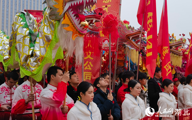 服投集團(tuán)舞龍隊(duì)的巴西留學(xué)生手持龍珠。人民網(wǎng) 周雯攝