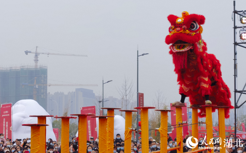 2月5日，武漢市東西湖區(qū)龍獅爭霸賽上，舞獅表演吸引市民圍觀。人民網(wǎng) 周雯攝