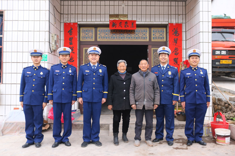 “爸媽”和“兒子”們合影。屈鵬攝