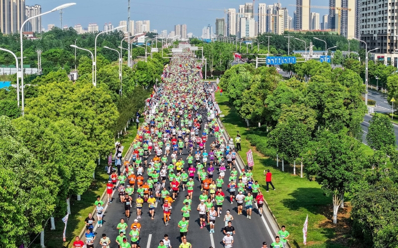 2023孝感馬拉松鳴槍開跑。孝感馬拉松組委會(huì)供圖