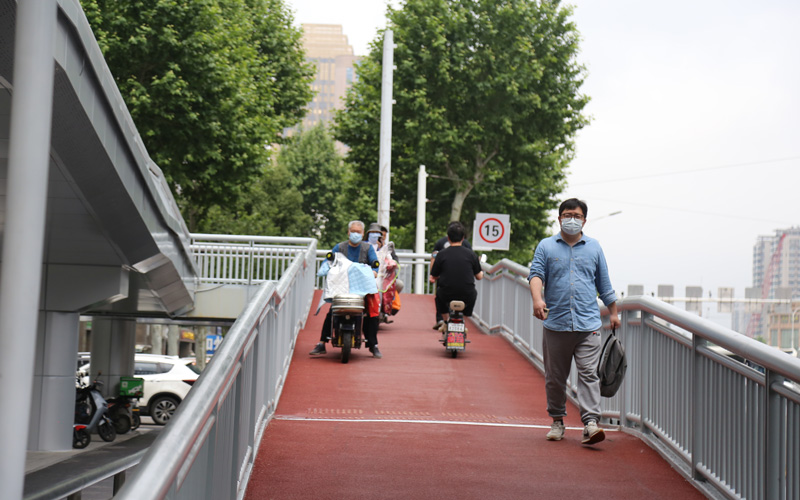 中南路武珞路路口天橋改造完成。