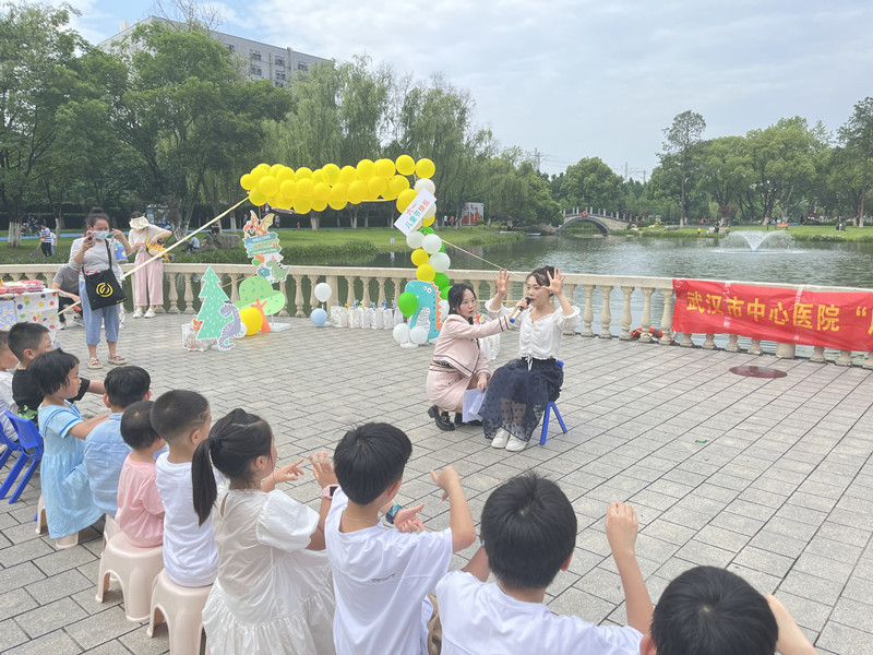 活動現(xiàn)場孩子們一起表演“花園種花”手勢舞。