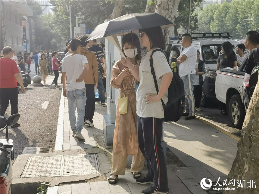 在武漢市第二十六中學(xué)考點(diǎn)，考生爭(zhēng)分奪秒復(fù)習(xí)。人民網(wǎng)記者 周雯攝